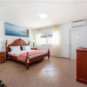4 bedroom villa with pool close to beach on Akrotiri peninsula, sleeps 8